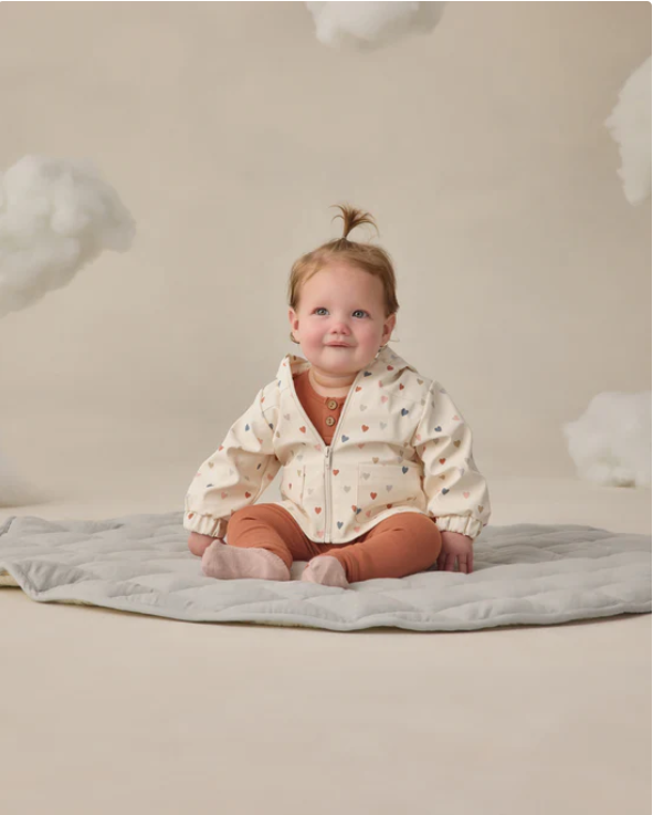 QUINCY Mae/RAIN COAT /CONFETTI HEART SMALL/NATURAL / レインコート【2-3Y/4-5Y】