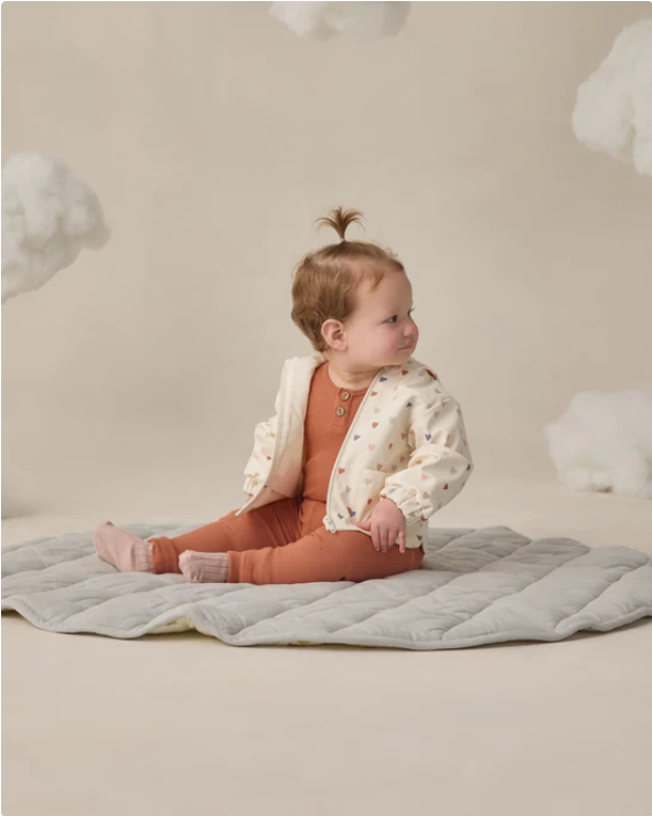QUINCY Mae/RAIN COAT /CONFETTI HEART SMALL/NATURAL / レインコート【2-3Y/4-5Y】