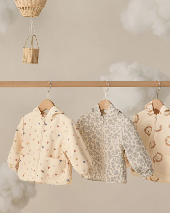 QUINCY Mae/RAIN COAT /CONFETTI HEART SMALL/NATURAL / レインコート【2-3Y/4-5Y】