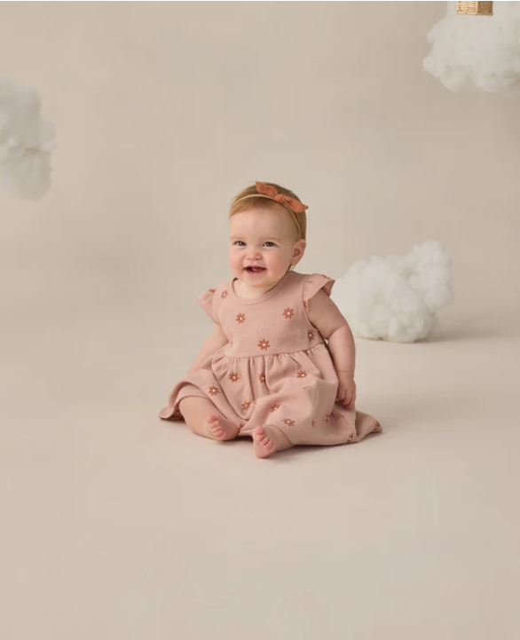 QUINCY Mae/FLUTTER SLEEVE DRESS /PINK DAISY /ワンピース【18-24m/2-3Y】