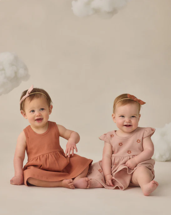 QUINCY Mae/FLUTTER SLEEVE DRESS /PINK DAISY /ワンピース【18-24m/2-3Y】