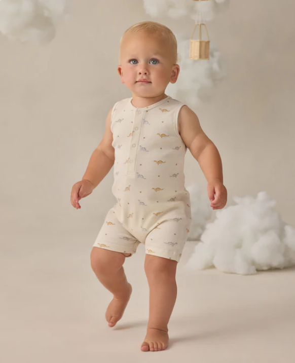 QUINCY Mae/RIBBED HENLEY ROMPER /DINOS /NATURAL /ロンパース【6-12M】