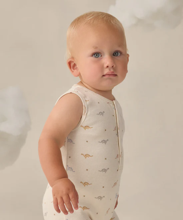QUINCY Mae/RIBBED HENLEY ROMPER /DINOS /NATURAL /ロンパース【6-12M】